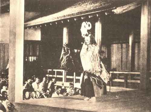 THE DRAGON LADY IN <I>AMA</I> HOLDING ALOFT THE SCROLL OF THE <I>HOKKEKYŌ</I><BR>
(BEHIND HER IS THE <I>HASHIGAKARI</I>)